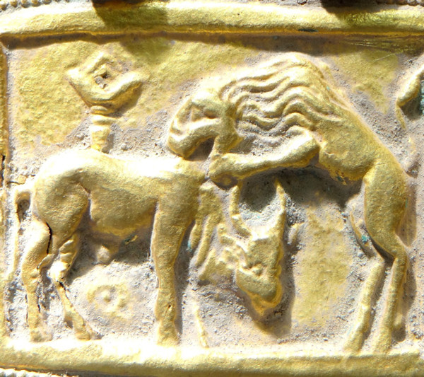 Art Gréco-bouddhique Du Gandhara, Ier Au IIIème Siècle De Notre ère, Pendentif En Or Repoussé.