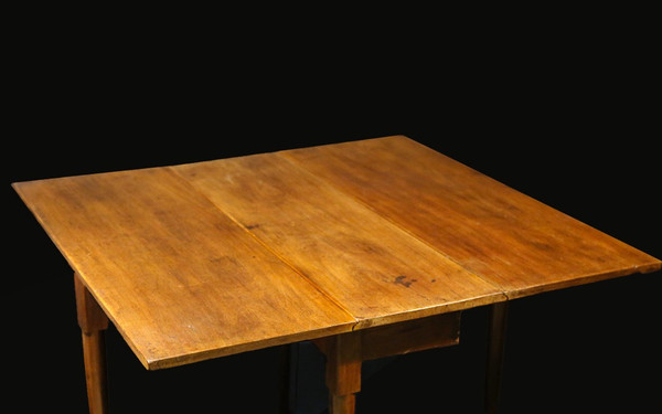 Mahogany folding table  Late 18th century early 19th century  Transition style 