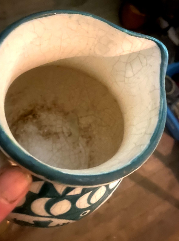 Généreux Pichet faîence blanche craquelé à motif bleus d'Oiseaux courroucés ailes déployées année 60
