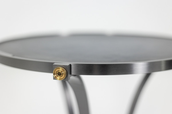 Guéridon « Canabas » en cuir patiné, acier, et laiton doré. Contemporain. LS59502209H
