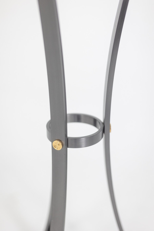 Guéridon « Canabas » en cuir patiné, acier, et laiton doré. Contemporain. LS59502209H