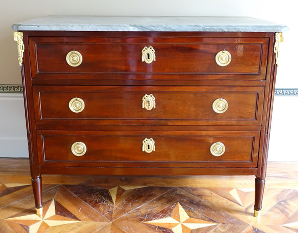 Commode Louis XVI Directoire acajou moucheté, marbre Turquin - époque XVIIIe siècle 113cm x 89,5cm