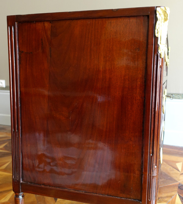 Commode Louis XVI Directoire acajou moucheté, marbre Turquin - époque XVIIIe siècle 113cm x 89,5cm