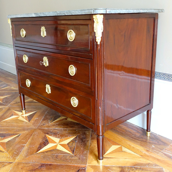 Commode Louis XVI Directoire acajou moucheté, marbre Turquin - époque XVIIIe siècle 113cm x 89,5cm