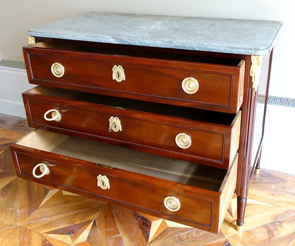Commode Louis XVI Directoire acajou moucheté, marbre Turquin - époque XVIIIe siècle 113cm x 89,5cm