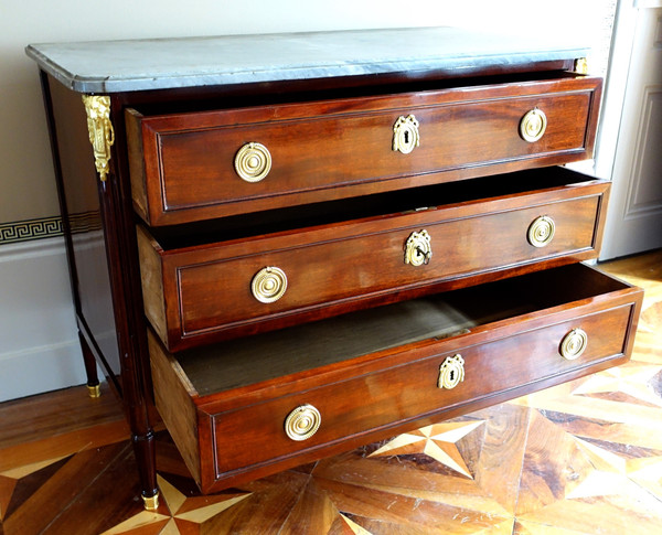 Commode Louis XVI Directoire acajou moucheté, marbre Turquin - époque XVIIIe siècle 113cm x 89,5cm