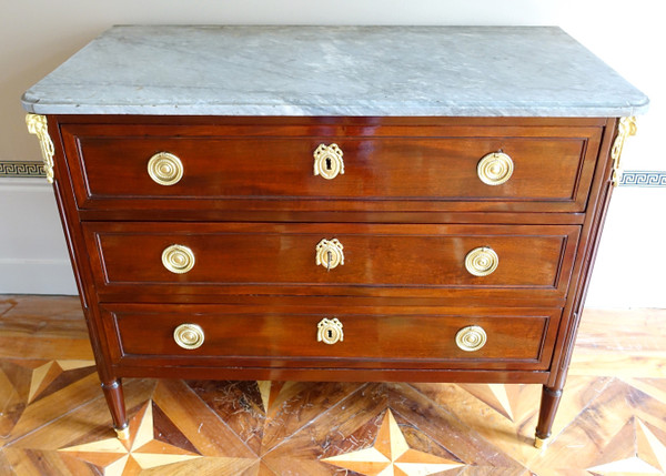 Commode Louis XVI Directoire acajou moucheté, marbre Turquin - époque XVIIIe siècle 113cm x 89,5cm