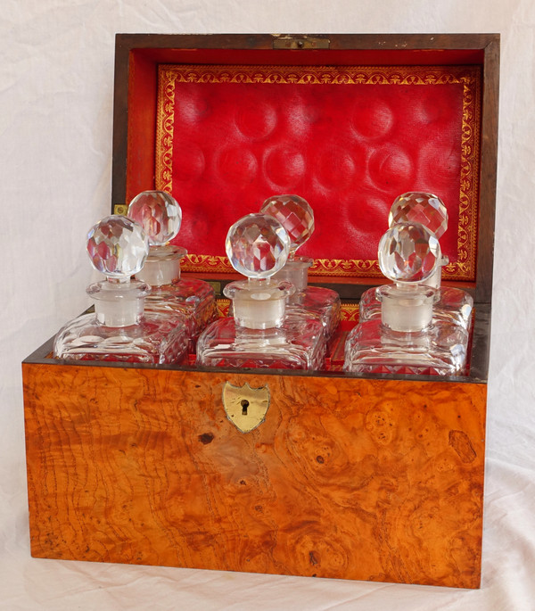 Mobile da liquore Impero di restauro in radica e cristallo Le Creusot, interno in marocchino rosso