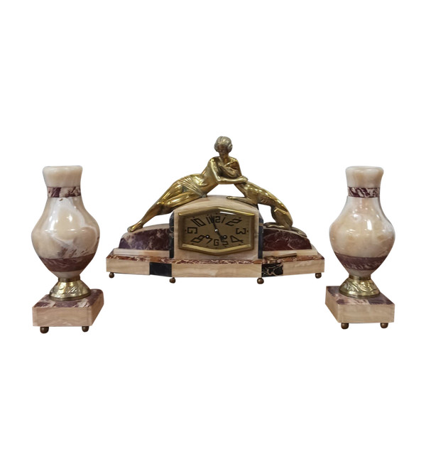 Frankreich, um 1940 - Kamingarnitur - vergoldete Bronze und dreifarbiger Marmor - Pendeluhr