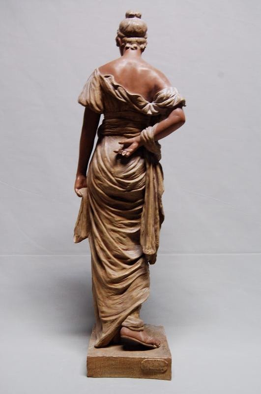 Goldscheider Grande Sculpture Femme Vêtue d'Un Drapé à l'Antique