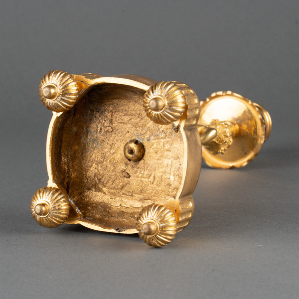 Coppia di candelieri in bronzo dorato smaltato, XIX secolo
