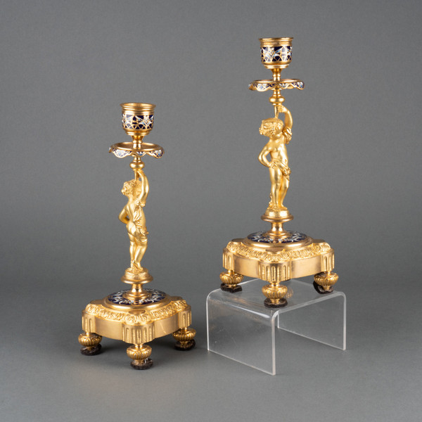Coppia di candelieri in bronzo dorato smaltato, XIX secolo