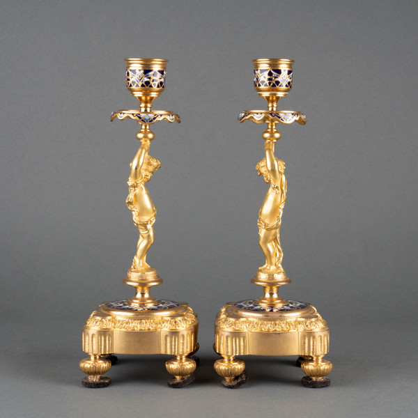 Coppia di candelieri in bronzo dorato smaltato, XIX secolo