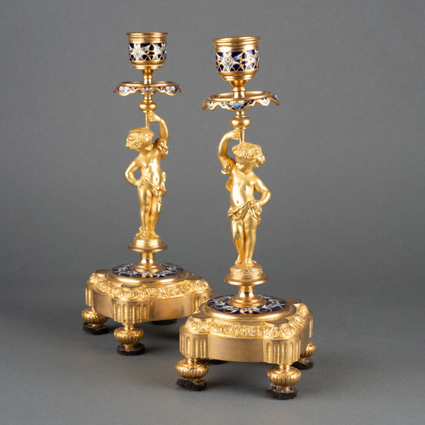Coppia di candelieri in bronzo dorato smaltato, XIX secolo