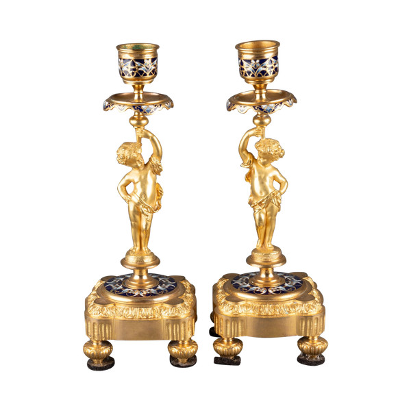 Coppia di candelieri in bronzo dorato smaltato, XIX secolo