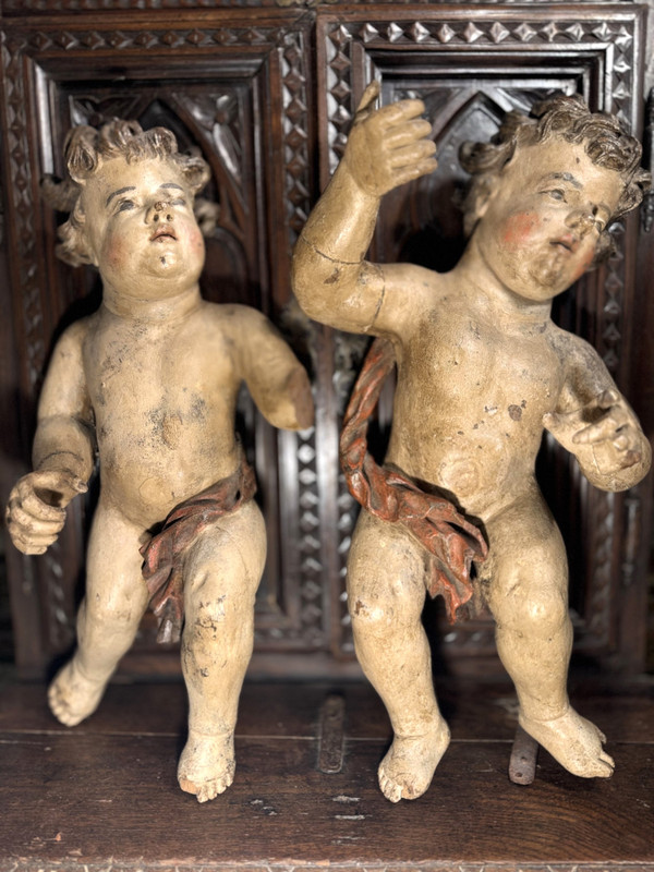Large Pair Of Angels - 17th century