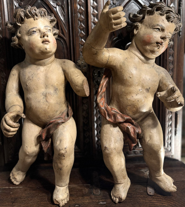Large Pair Of Angels - 17th century