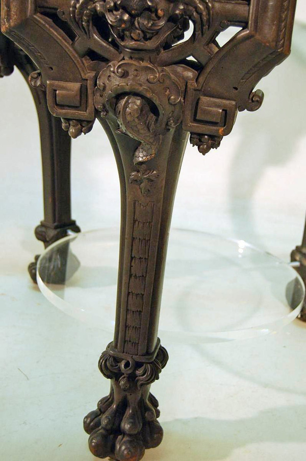 Tavolo di design con gambe intagliate del XIX secolo