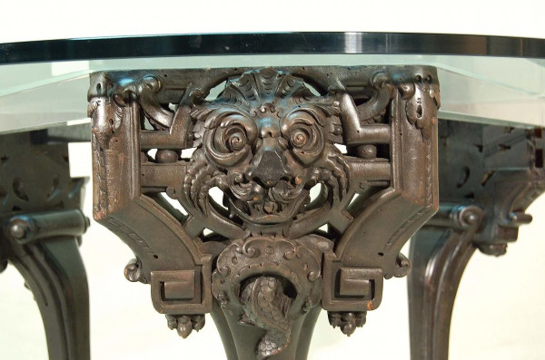 Tavolo di design con gambe intagliate del XIX secolo