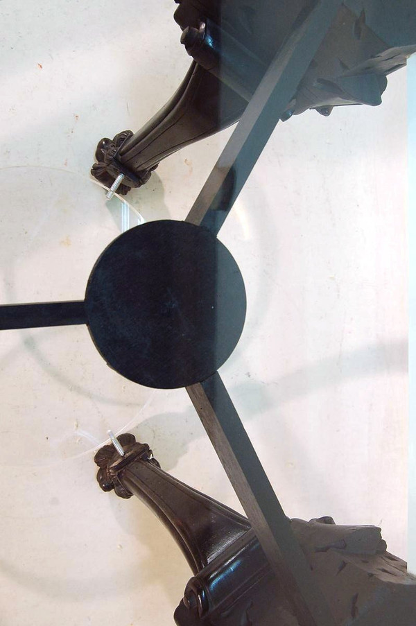 Tavolo di design con gambe intagliate del XIX secolo