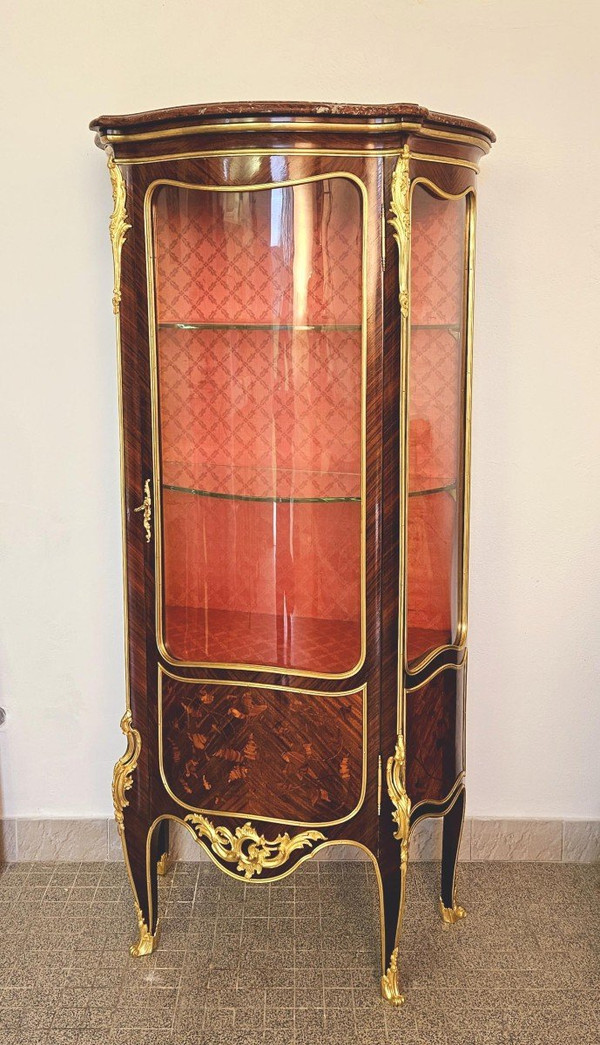 Geschwungene Vitrine St Louis XV Aus Intarsien Und Goldbronze