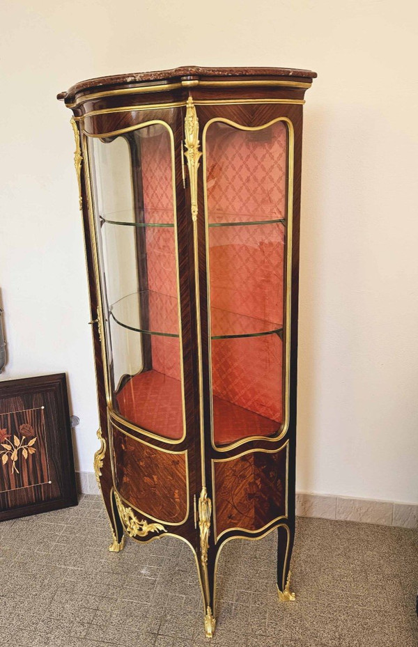 Geschwungene Vitrine St Louis XV Aus Intarsien Und Goldbronze