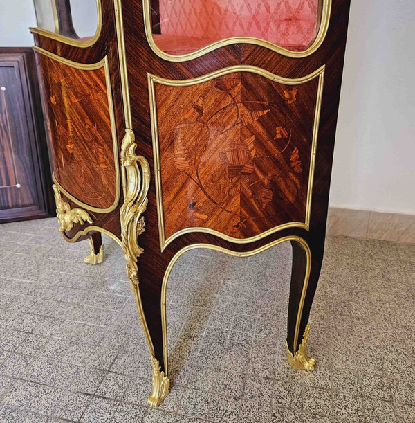 Geschwungene Vitrine St Louis XV Aus Intarsien Und Goldbronze