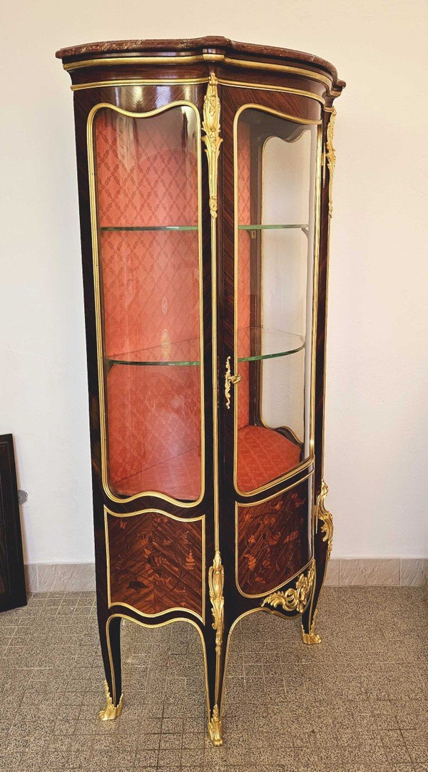 Geschwungene Vitrine St Louis XV Aus Intarsien Und Goldbronze