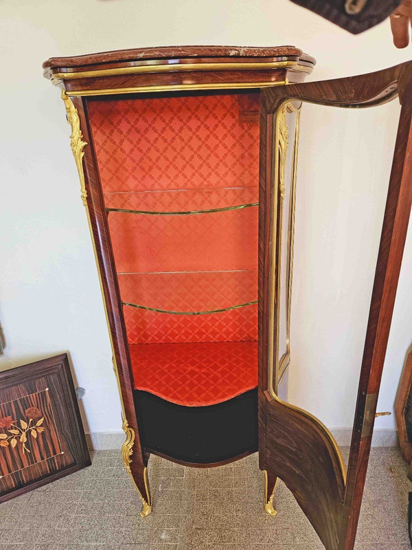 Geschwungene Vitrine St Louis XV Aus Intarsien Und Goldbronze