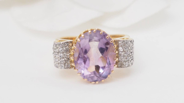 Bague noeud en or jaune, améthyste et diamants