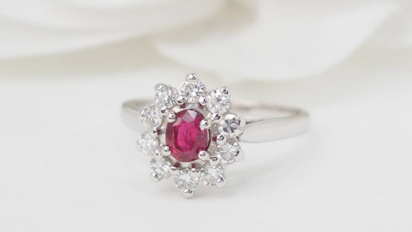 Anello Margherita in oro bianco, rubini e diamanti 