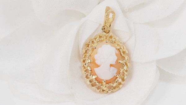 Pendentif en or jaune et camée