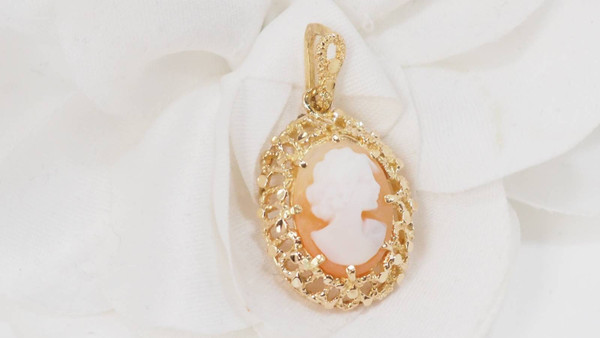 Pendentif en or jaune et camée