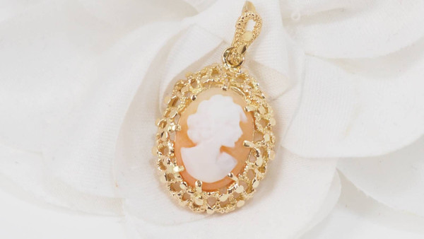 Pendentif en or jaune et camée