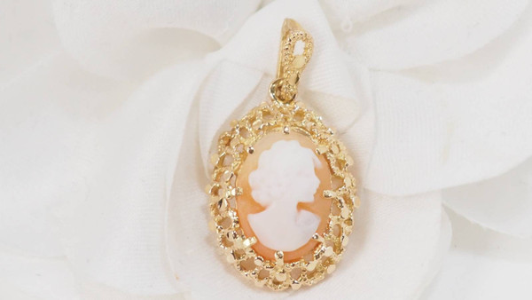Pendentif en or jaune et camée