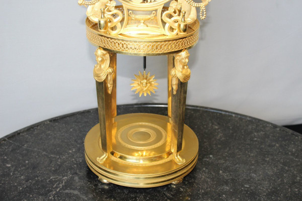 Bedeutende Karyatidenuhr aus der Empirezeit