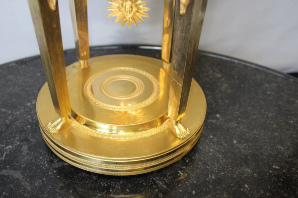 Bedeutende Karyatidenuhr aus der Empirezeit