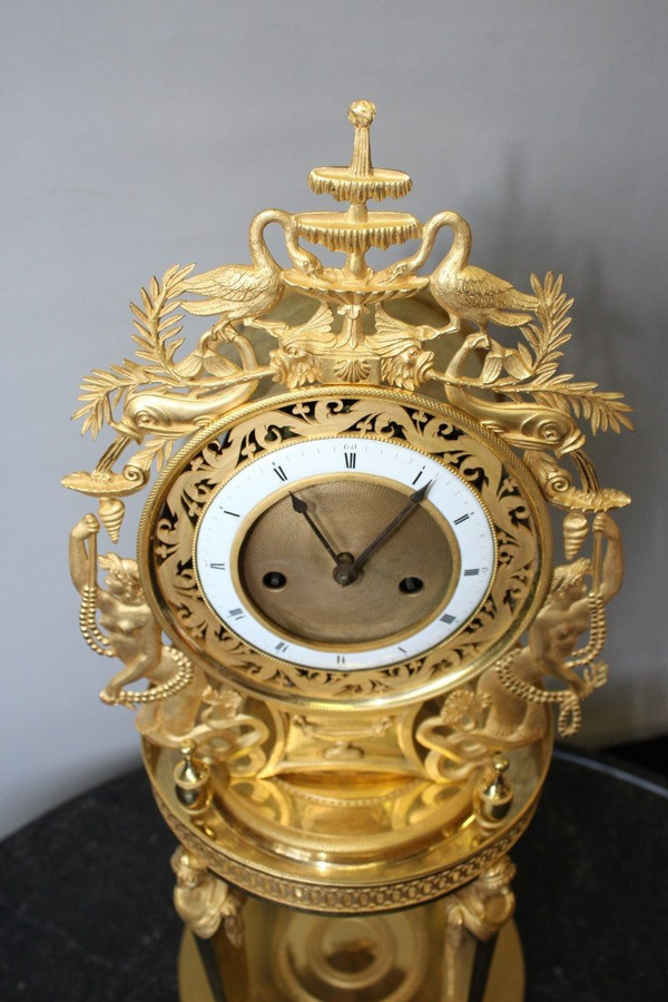 Bedeutende Karyatidenuhr aus der Empirezeit