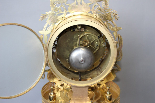 Bedeutende Karyatidenuhr aus der Empirezeit