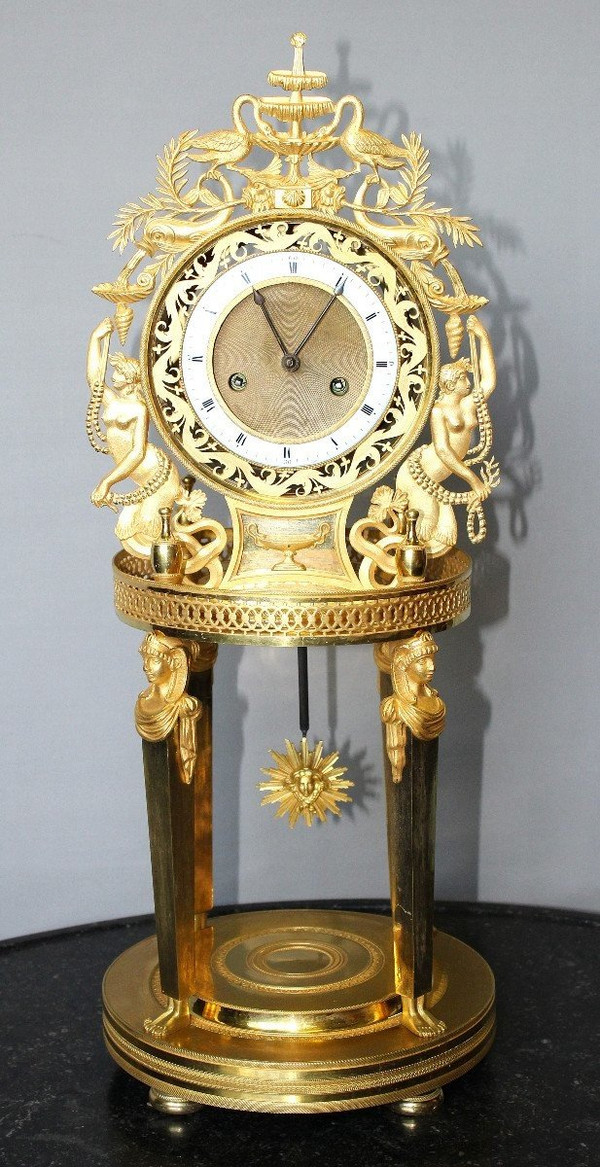 Bedeutende Karyatidenuhr aus der Empirezeit