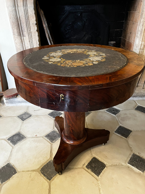 Guéridon d'époque et de style Empire, placage acajou, dessus broderie, à colonne sur 3 pieds