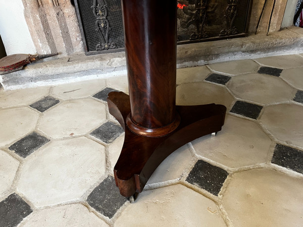 Guéridon d'époque et de style Empire, placage acajou, dessus broderie, à colonne sur 3 pieds