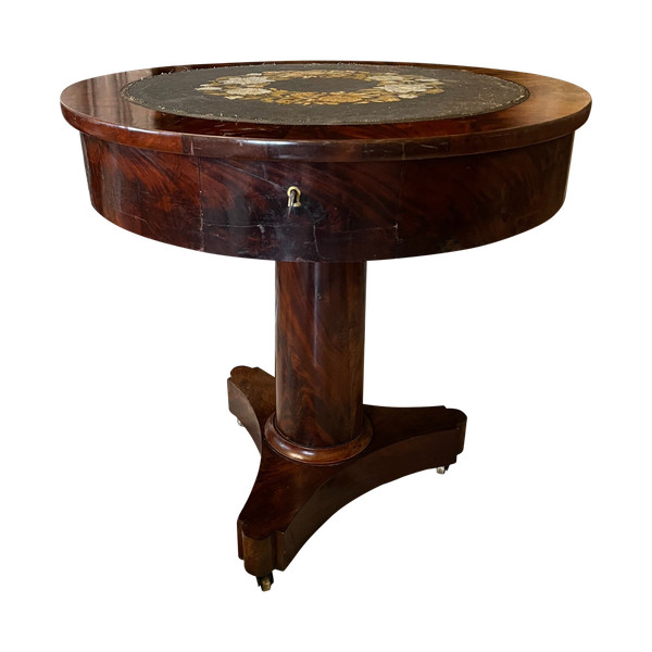 Guéridon d'époque et de style Empire, placage acajou, dessus broderie, à colonne sur 3 pieds