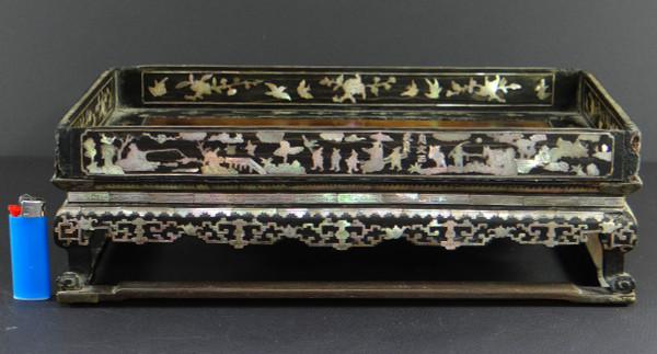 Vietnam, XIX Secolo, Vassoio da studioso in legno intarsiato in madreperla realizzato su due livelli.