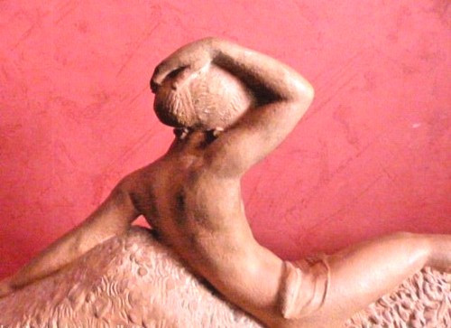 Scultura in terracotta Odalisca con capre di Georges GORI (XIX-XX)
