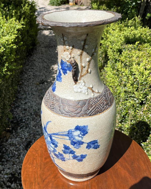 Vase Nankin, grès de Chine décor main bleu en relief, en parfait état. 