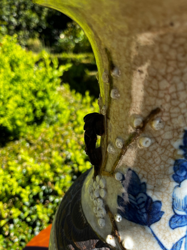 Vase Nankin, grès de Chine décor main bleu en relief, en parfait état. 