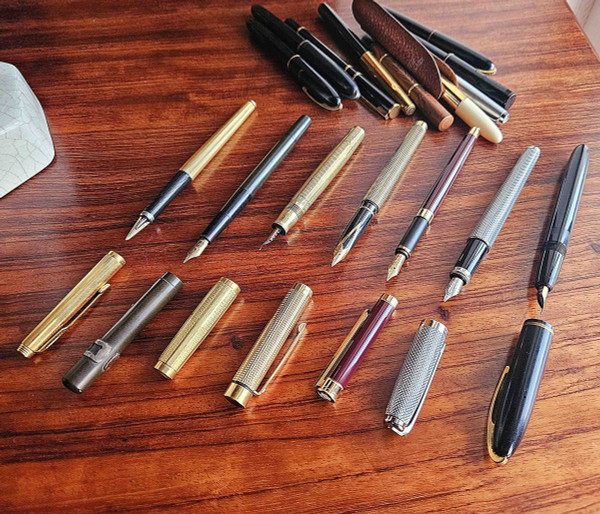 Collection of pens, 18 carat gold nibs, Mont Blanc, Dupont, ...