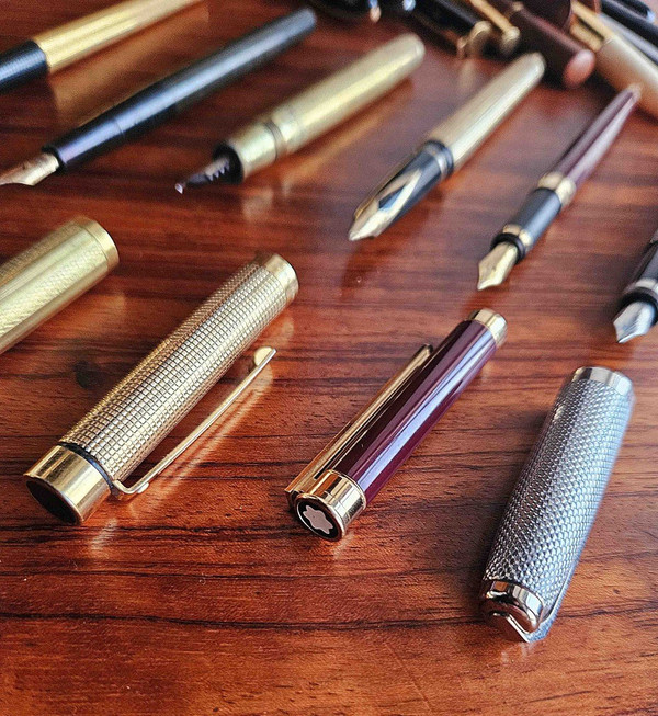 Collection of pens, 18 carat gold nibs, Mont Blanc, Dupont, ...