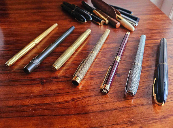 Collection of pens, 18 carat gold nibs, Mont Blanc, Dupont, ...